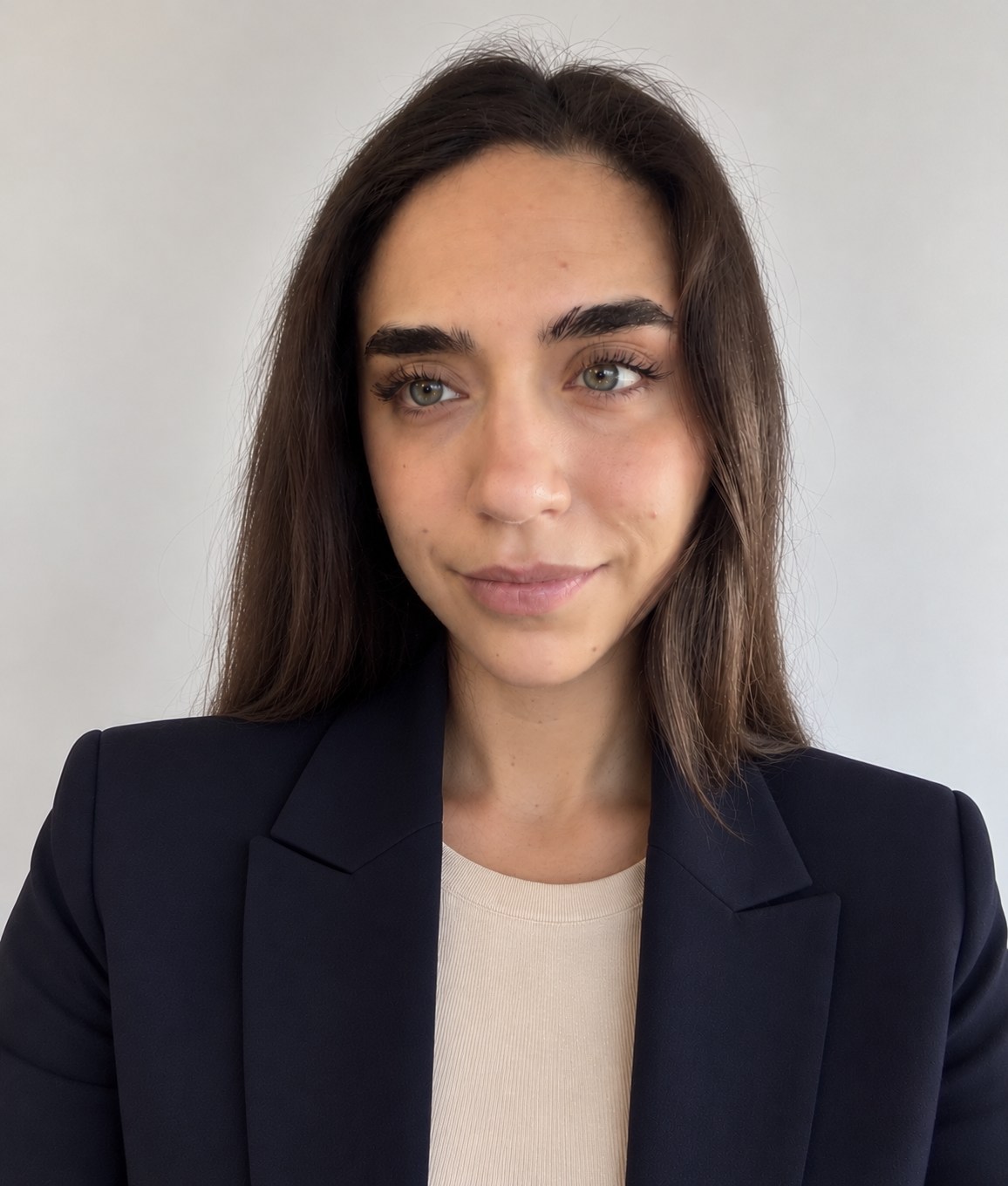 Retrato profesional de Camila Gennero, fundadora y directora creativa de TRA PUNTI